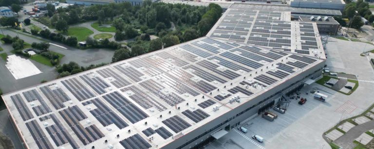Großflächige Photovoltaik-Anlage
