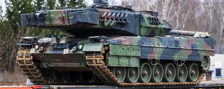 Panzer wird mit der Bahn transportiert