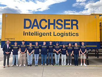 Die neuen Auszubildenden im Dachser Logistikzentrum Magdeburg