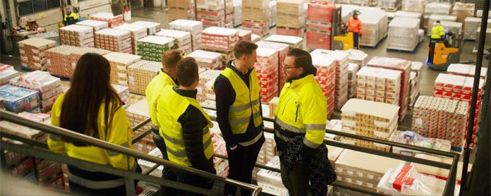 Einsatzbesprechung im Lager