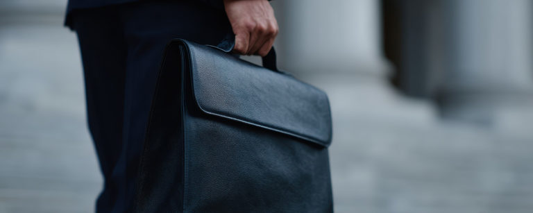 Mann mit Tasche