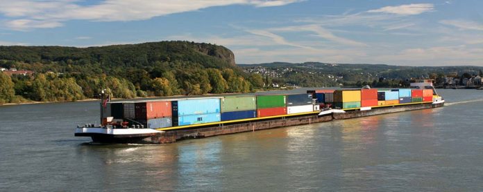 Binnenschiff mit Containern