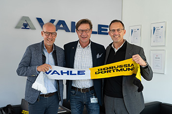 Carsten Cramer, BVB-Geschäftsführer, Achim Dries, CEO der VAHLE Gruppe und Thomas Joos, Vice President bei SPORTFIVE